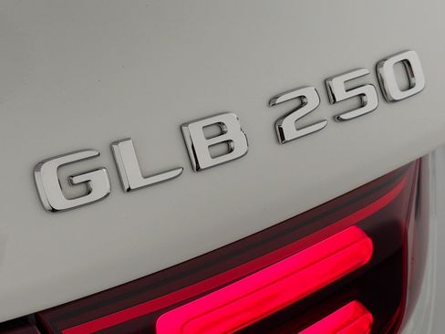 Used 2026 Mercedes-Benz GLB 250 image 9