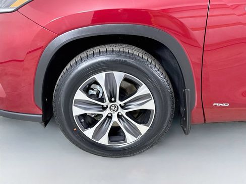 Used 2021 Toyota Highlander XLE AWD/4WD image 34