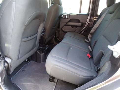 Used 2018 Jeep Wrangler Unlimited Sahara image 10