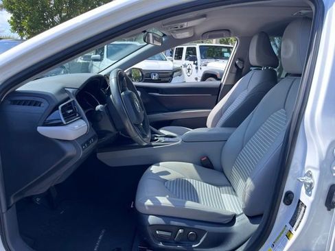 Used 2023 Toyota Camry SE image 5