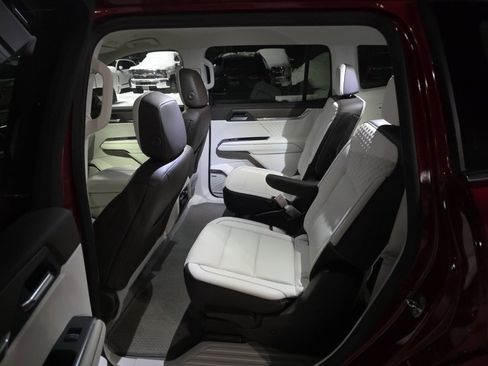 Used 2024 GMC Acadia Denali image 11