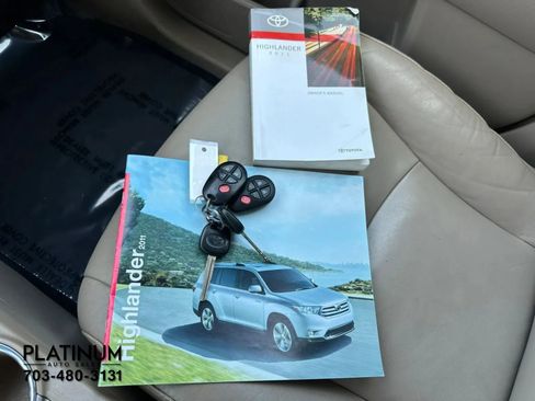 Used 2011 Toyota Highlander SE w/ Tow Pkg AWD/4WD image 25