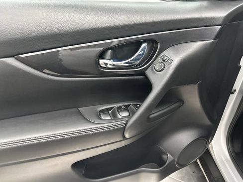 Used 2018 Nissan Rogue SV FWD image 15