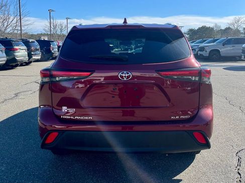 Used 2022 Toyota Highlander XLE AWD/4WD image 4
