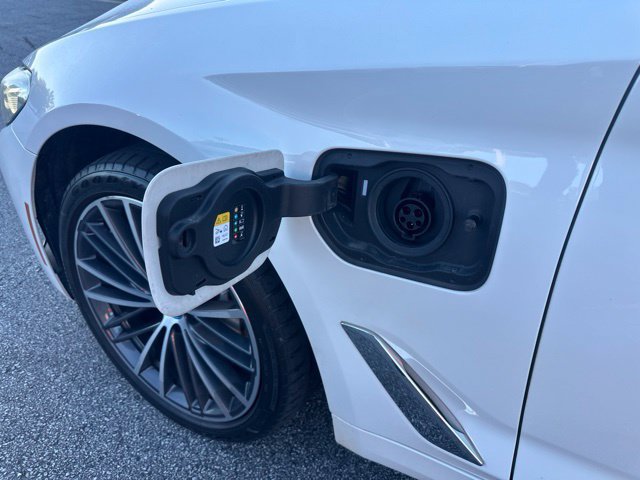 Used 2023 BMW 530e w/ Premium Package RWD image 9