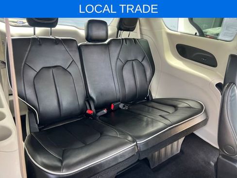 Used 2022 Chrysler Pacifica Limited w/ Uconnect Theater Family Group FWD image 19