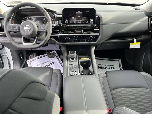 New 2025 Nissan Pathfinder SV w/ SV Premium Package image 18