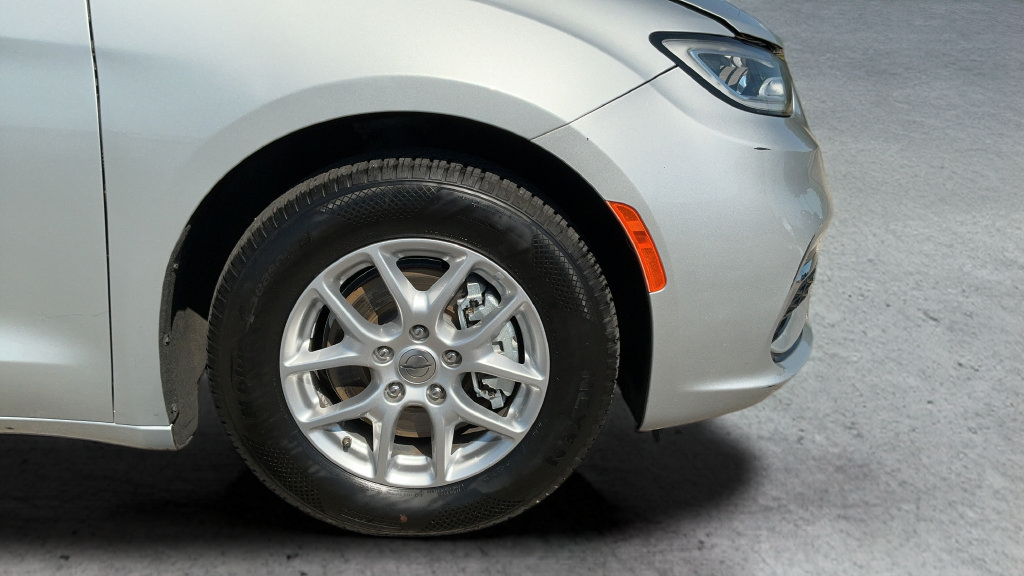 Used 2024 Chrysler Pacifica Touring-L FWD image 24