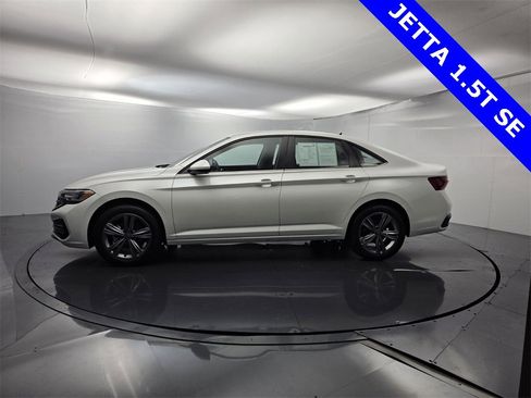 Used 2023 Volkswagen Jetta SE image 5