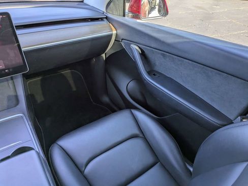 Used 2022 Tesla Model Y Long Range AWD/4WD image 19