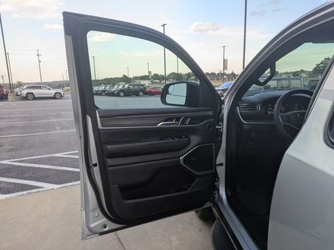 Used 2023 Jeep Wagoneer L Series II image 10