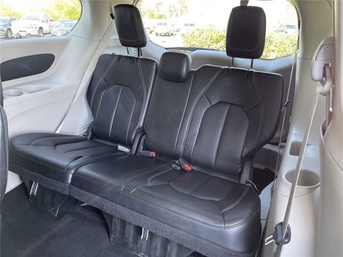 Used 2024 Chrysler Pacifica Touring-L FWD image 39