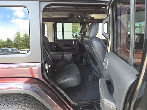 Used 2024 Jeep Wrangler Unlimited Sahara w/ Technology Group AWD/4WD image 44