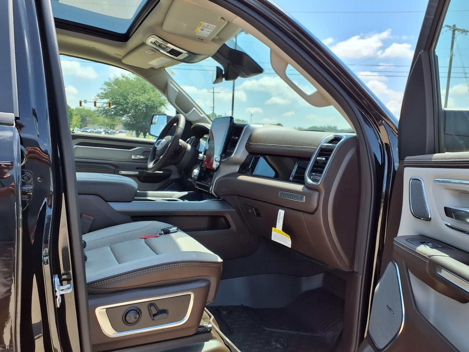 Used 2025 RAM 1500 Laramie AWD/4WD image 34