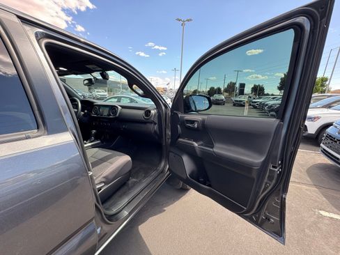 Used 2017 Toyota Tacoma TRD Off-Road AWD/4WD image 17