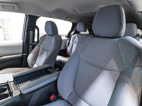 Used 2025 Toyota Sienna LE FWD image 6