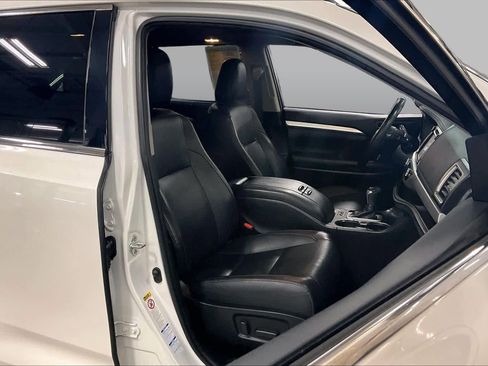 Used 2019 Toyota Highlander XLE AWD/4WD image 9
