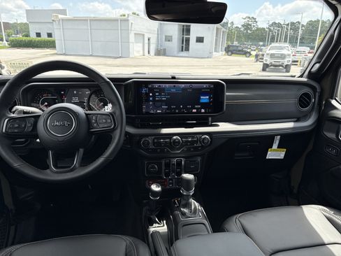 Certified 2025 Jeep Wrangler Unlimited Rubicon 392 AWD/4WD image 28