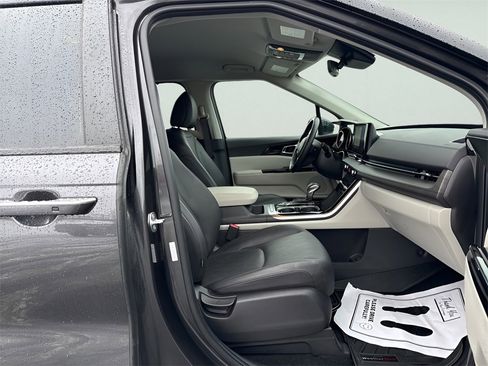 Used 2024 Kia Carnival EX image 10
