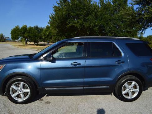 Used 2018 Ford Explorer XLT w/ Equipment Group 202A FWD image 8