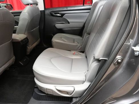 Certified 2025 Toyota Highlander XLE image 4