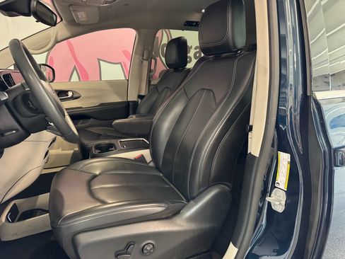 Used 2023 Chrysler Pacifica Touring-L FWD image 17