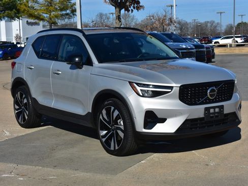 Used 2025 Volvo XC40 B5 Plus image 3