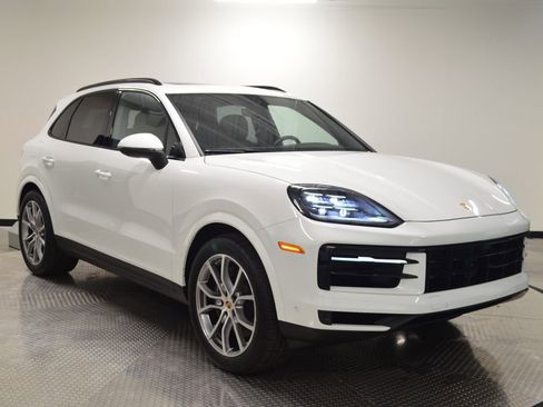 Certified 2025 Porsche Cayenne AWD/4WD image 9