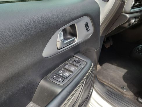 Used 2020 Chrysler Pacifica Limited w/ S Appearance Package FWD image 8