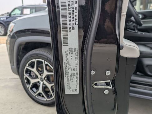 Used 2025 Jeep Compass Limited AWD/4WD image 38