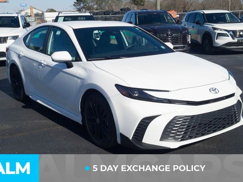 Used 2025 Toyota Camry SE image 4