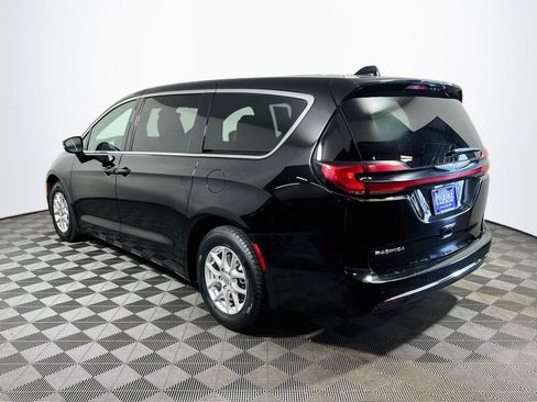 Used 2025 Chrysler Pacifica Select FWD image 5