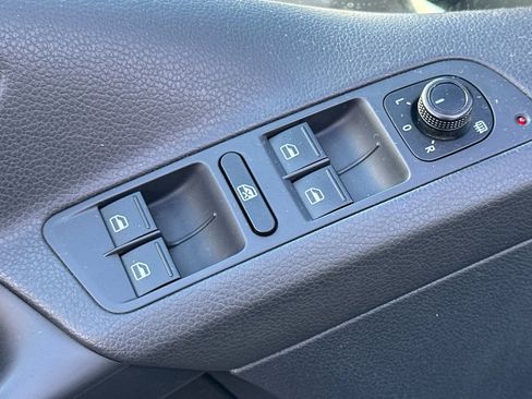 Used 2017 Volkswagen Tiguan S image 11