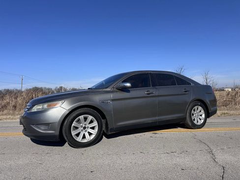 Used 2011 Ford Taurus SE image 1
