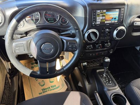 Used 2015 Jeep Wrangler Unlimited Sahara AWD/4WD image 17