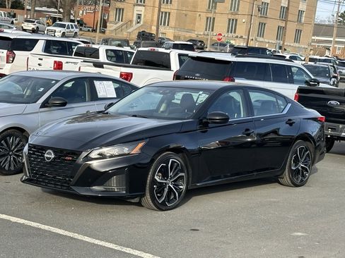 Used 2025 Nissan Altima 2.5 SR image 2