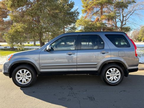 Used 2005 Honda CR-V EX image 2