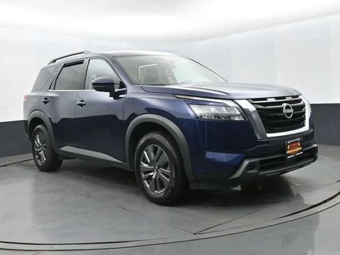 Used 2024 Nissan Pathfinder SV FWD image 2