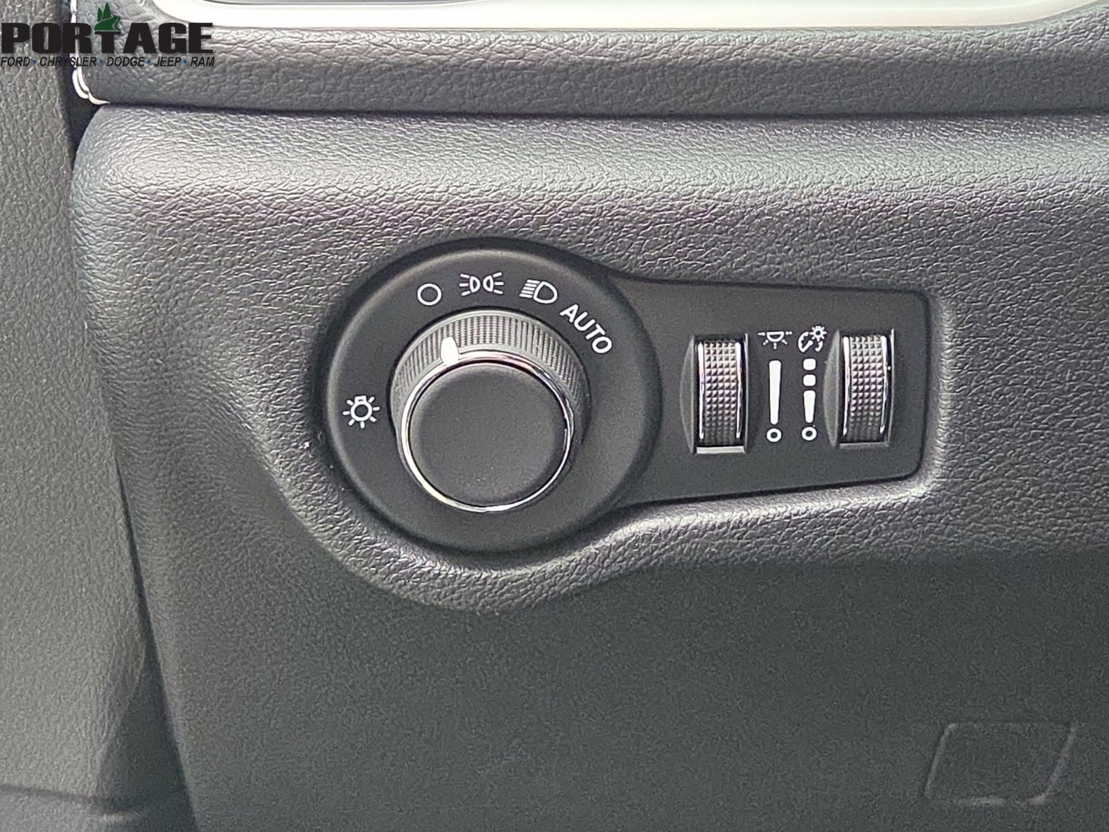 New 2027 Chrysler Pacifica Select AWD/4WD image 19