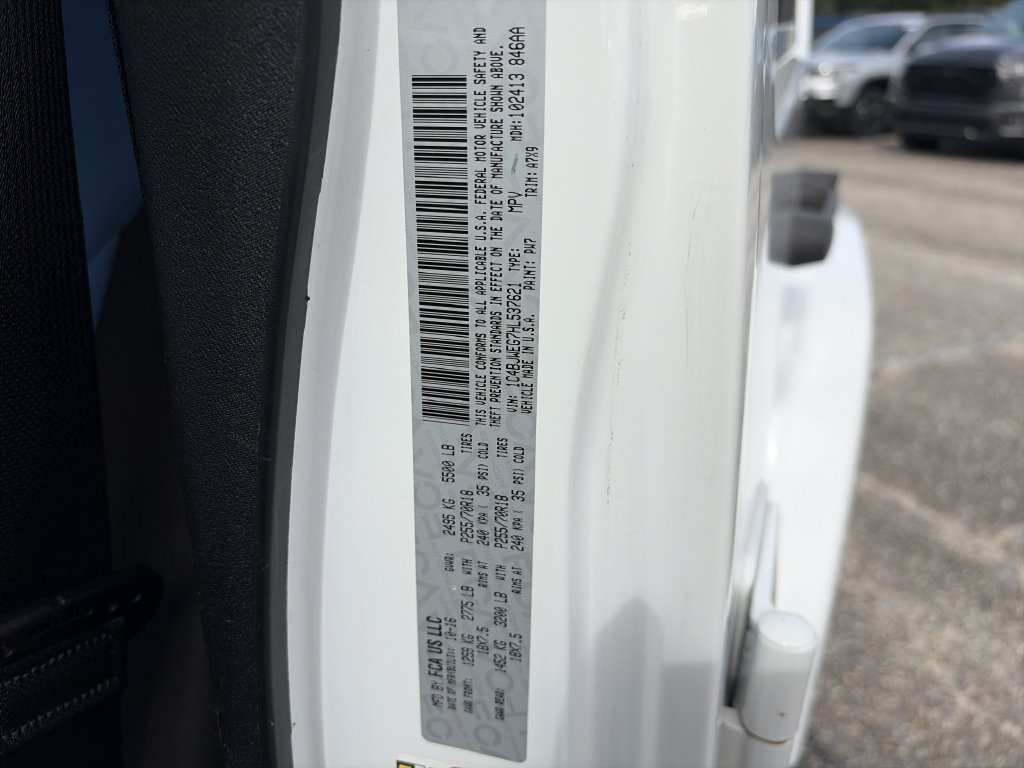 Used 2017 Jeep Wrangler Unlimited Sahara w/ Connectivity Group AWD/4WD image 34