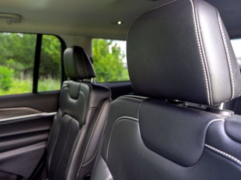 Used 2022 Jeep Grand Cherokee L Limited AWD/4WD image 26