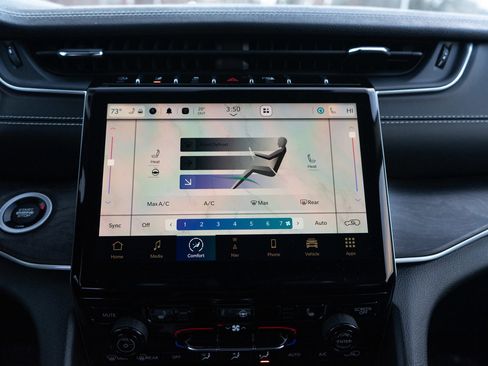 Used 2024 Jeep Grand Cherokee Limited w/ Black Appearance Package image 16