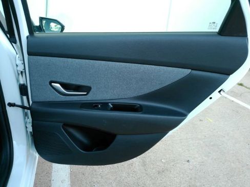 Used 2023 Hyundai Elantra Limited image 25