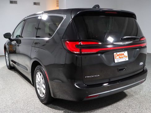 Used 2023 Chrysler Pacifica Touring-L FWD image 9