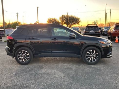 Used 2024 Toyota Corolla Cross SE image 4