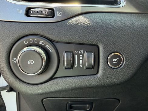 Used 2019 Jeep Cherokee Limited w/ Luxury Group AWD/4WD image 10