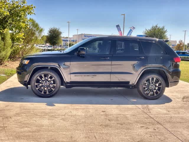 Used 2018 Jeep Grand Cherokee Altitude RWD image 4