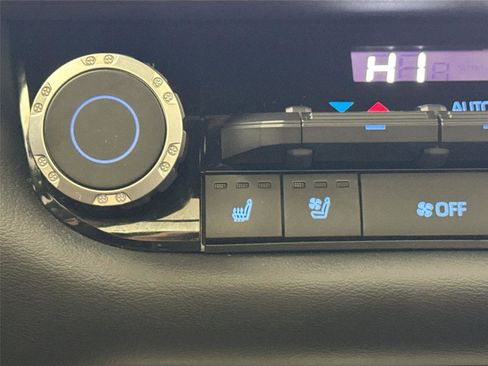 Used 2023 Toyota Tundra Platinum w/ Advanced Package image 8