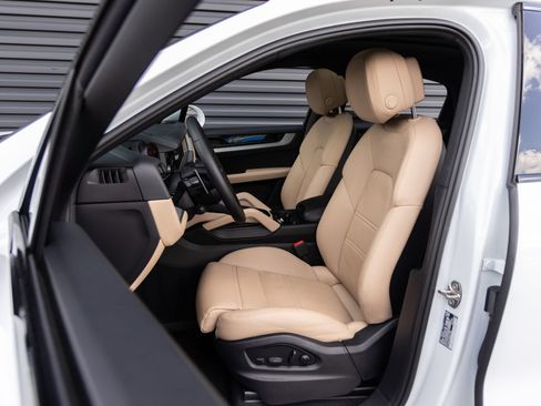 Certified 2025 Porsche Cayenne Coupe AWD/4WD image 5