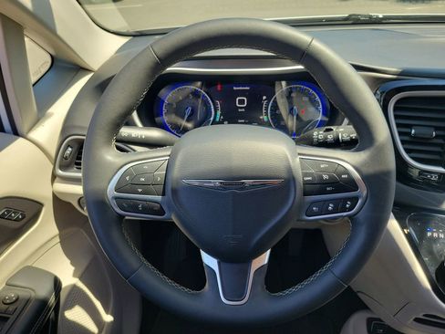 Used 2024 Chrysler Pacifica Touring-L image 18